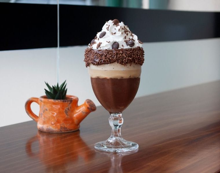 Sterna Café lança bebidas geladas para curtir o verão Pink Limonade, Café Tropical e Frappé de Brigadeiro Belga são as novas delícias da marca