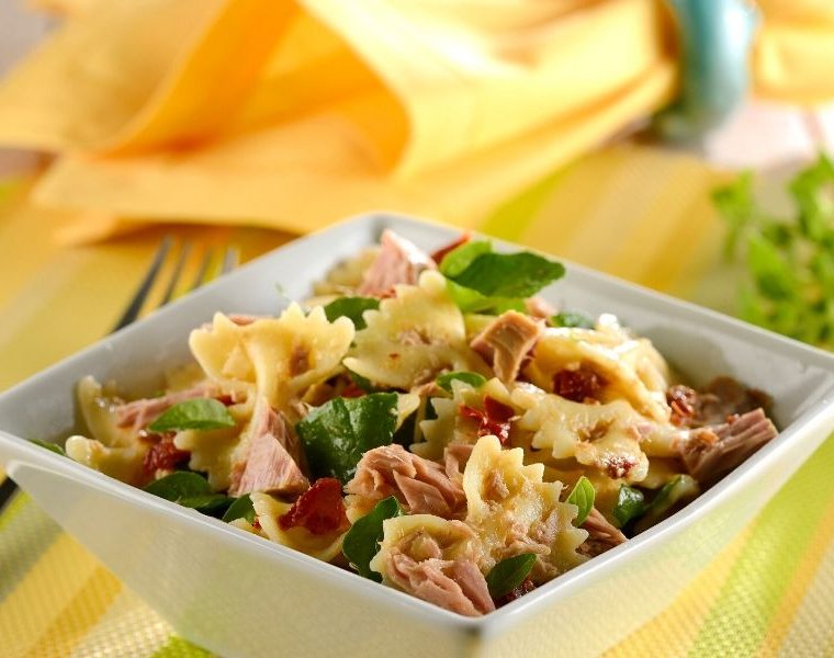 Salada de Macarrão com atum e rúcula
