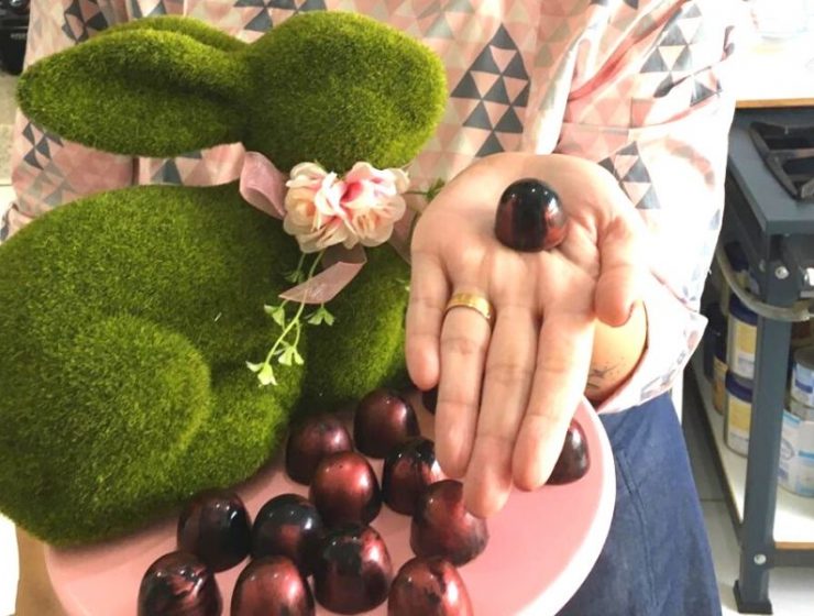 Chef Ana Cláudia Morale ministra curso online de bombons recheados com amarena para uma páscoa doce e sofisticada