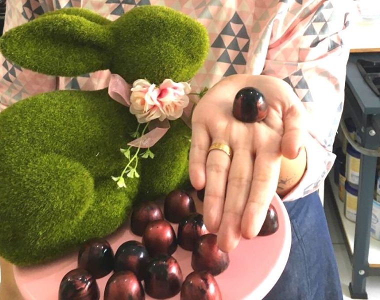 Chef Ana Cláudia Morale ministra curso online de bombons recheados com amarena para uma páscoa doce e sofisticada